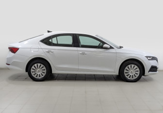 Подержанный автомобиль Skoda Octavia Liftback 2021 года (4 фото)