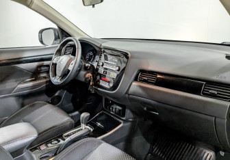 Подержанный автомобиль Mitsubishi Outlander 2020 года (11 фото)