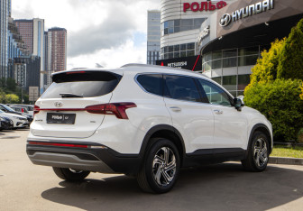 Подержанный автомобиль Hyundai Santa Fe 2021 года (4 фото)