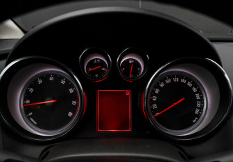 Подержанный автомобиль Opel Astra Sedan 2013 года (18 фото)