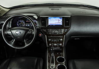 Подержанный автомобиль Nissan Pathfinder 2014 года (10 фото)