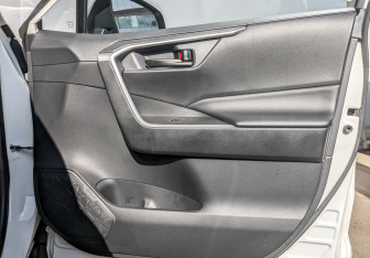 Подержанный автомобиль Toyota RAV4 2021 года (23 фото)