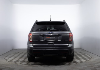Подержанный автомобиль Ford Explorer 2012 года (6 фото)