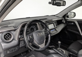 Подержанный автомобиль Toyota RAV4 2016 года (15 фото)