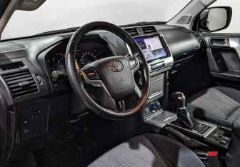 Подержанный автомобиль Toyota Land Cruiser Prado 2017 года (15 фото)