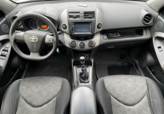 Подержанный автомобиль Toyota RAV4 2012 года (10 фото)