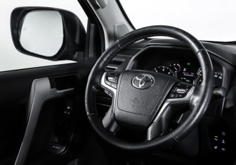 Подержанный автомобиль Toyota Land Cruiser Prado 2017 года (18 фото)