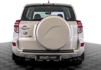 Подержанный автомобиль Toyota RAV4 2012 года (6 фото)