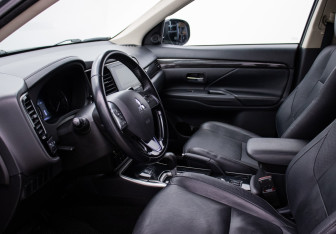 Подержанный автомобиль Mitsubishi Outlander 2018 года (9 фото)