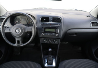 Подержанный автомобиль Volkswagen Polo Sedan 2012 года (13 фото)