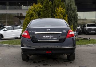 Подержанный автомобиль Nissan Teana 2010 года (6 фото)