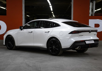 Подержанный автомобиль Changan UNI-V 2024 года (7 фото)