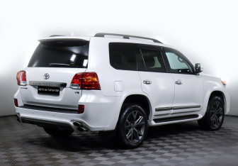 Подержанный автомобиль Toyota Land Cruiser Suv 2015 года (5 фото)