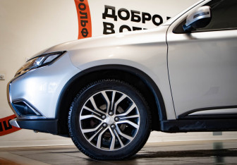 Подержанный автомобиль Mitsubishi Outlander 2016 года (35 фото)