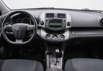 Подержанный автомобиль Toyota RAV4 2011 года (13 фото)