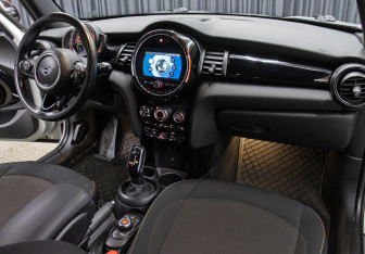 Подержанный автомобиль MINI Hatch 2019 года (11 фото)