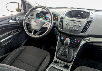 Подержанный автомобиль Ford Kuga 2017 года (26 фото)