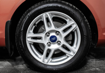 Подержанный автомобиль Ford Fiesta Hatchback 2015 года (13 фото)