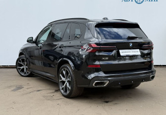 Подержанный автомобиль BMW X5 2023 года (7 фото)