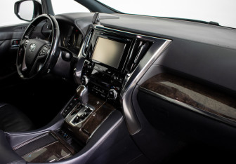 Подержанный автомобиль Toyota Alphard 2019 года (16 фото)