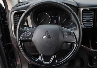 Подержанный автомобиль Mitsubishi Outlander 2021 года (17 фото)