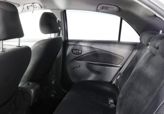 Подержанный автомобиль Toyota Yaris Sedan 2007 года (8 фото)