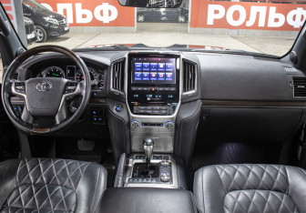 Подержанный автомобиль Toyota Land Cruiser Suv 2018 года (14 фото)