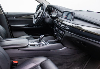 Подержанный автомобиль BMW X6 2015 года (10 фото)