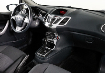 Подержанный автомобиль Ford Fiesta Hatchback 2012 года (7 фото)