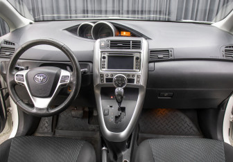 Подержанный автомобиль Toyota Verso 2012 года (13 фото)