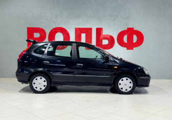 Подержанный автомобиль Nissan Almera Tino Compactvan 2003 года (4 фото)