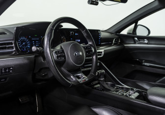 Подержанный автомобиль Kia K5 2021 года (11 фото)