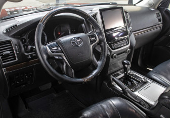 Подержанный автомобиль Toyota Land Cruiser Suv 2016 года (16 фото)