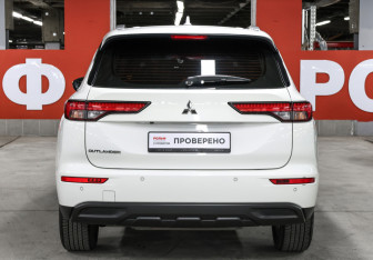 Подержанный автомобиль Mitsubishi Outlander 2022 года (6 фото)