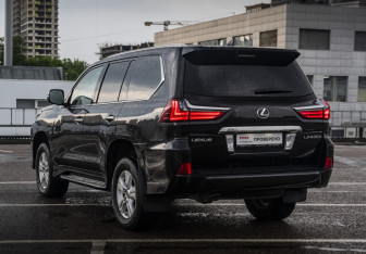 Подержанный автомобиль Lexus LX 2016 года (7 фото)