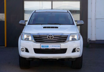 Подержанный автомобиль Toyota Hilux 2013 года (2 фото)