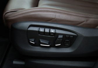 Подержанный автомобиль BMW X5 2013 года (21 фото)