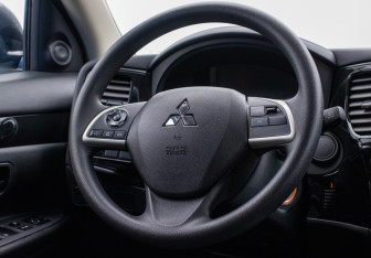 Подержанный автомобиль Mitsubishi Outlander 2022 года (15 фото)