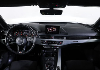 Подержанный автомобиль Audi A4 Sedan 2018 года (14 фото)
