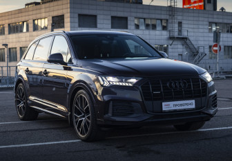 Подержанный автомобиль Audi Q7 2021 года (3 фото)