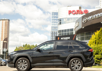 Подержанный автомобиль Toyota RAV4 2025 года (6 фото)