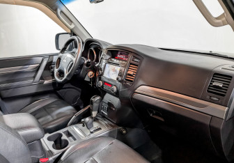Подержанный автомобиль Mitsubishi Pajero 2011 года (11 фото)