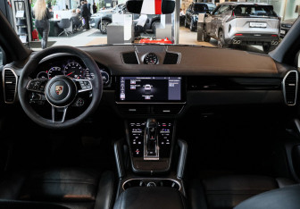 Подержанный автомобиль Porsche Cayenne 2019 года (12 фото)