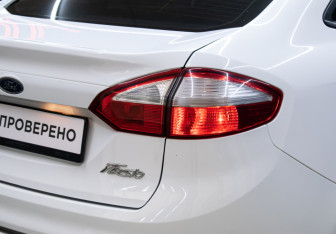 Подержанный автомобиль Ford Fiesta Sedan 2016 года (21 фото)