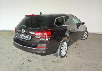 Подержанный автомобиль Opel Astra Wagon 2013 года (6 фото)
