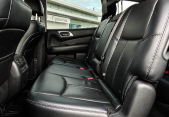 Подержанный автомобиль Nissan Pathfinder 2014 года (10 фото)