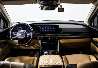 Подержанный автомобиль Kia Carnival 2021 года (11 фото)