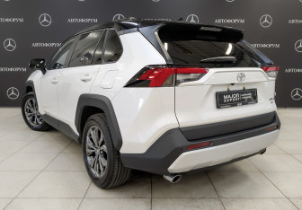Подержанный автомобиль Toyota RAV4 2025 года (7 фото)