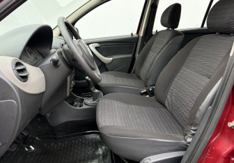 Подержанный автомобиль Renault Sandero 2011 года (10 фото)