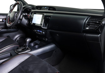 Подержанный автомобиль Toyota Hilux 2023 года (10 фото)